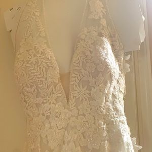 Beautiful Lace Pronovias Wedding Gown
